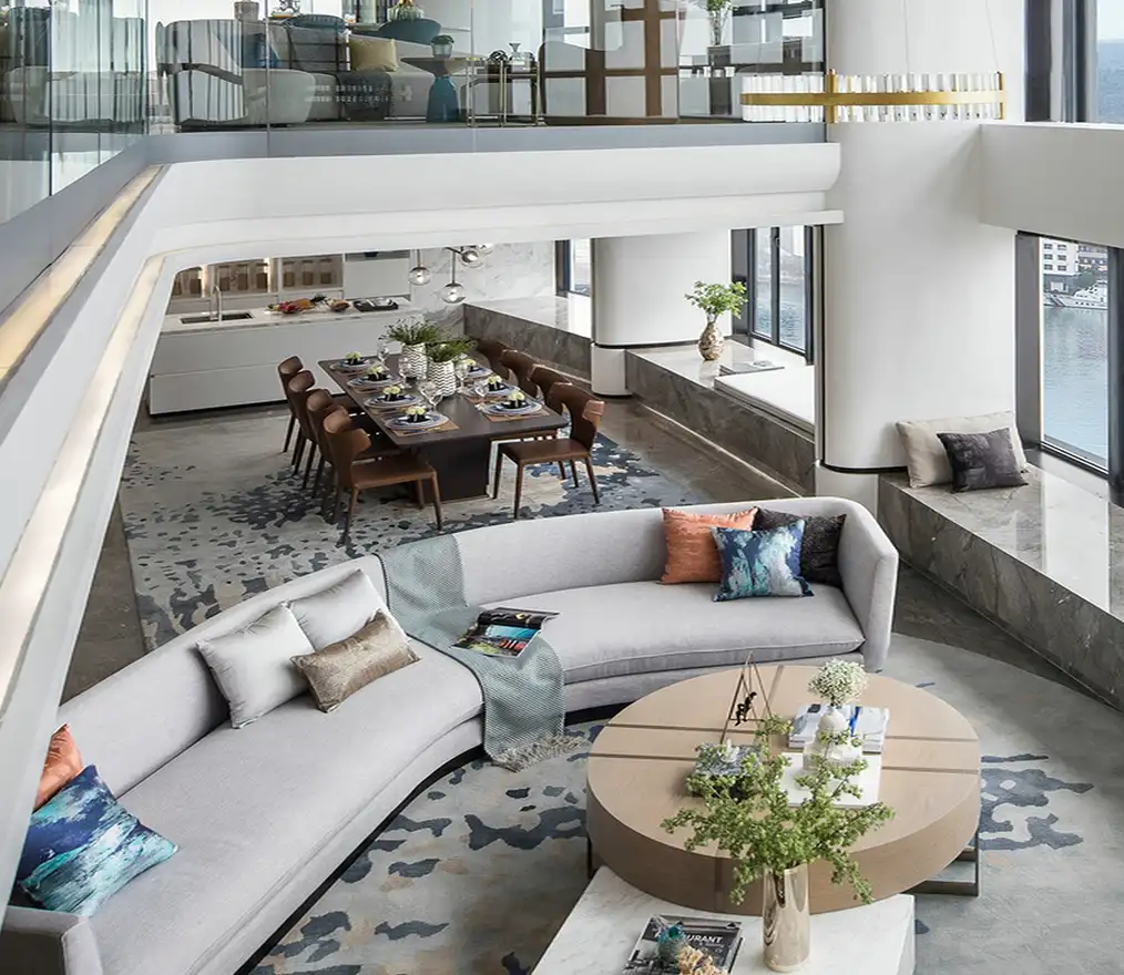 Luxe modern appartement interieur met open woonruimte, eettafel, grote ramen en eigentijds meubelontwerp