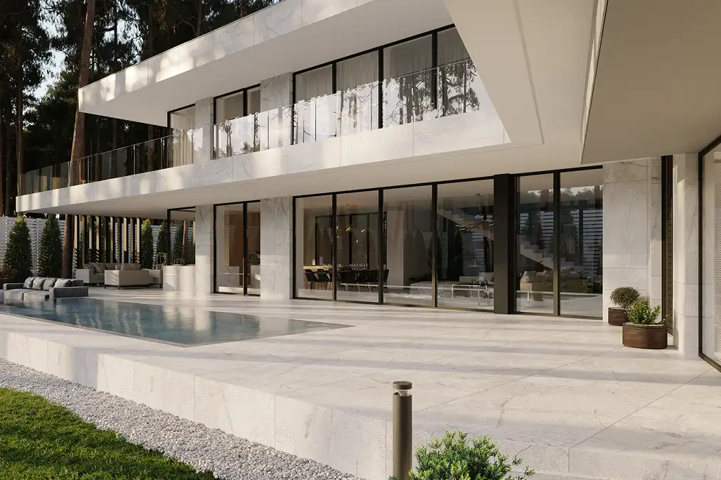 Moderne luxe woning met glazen gevel, terras en privézwembad in een woonwijk